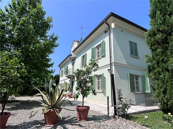Fontanile (AL) – Villa di Prestigio con Vigneto e Vista Panoramica
